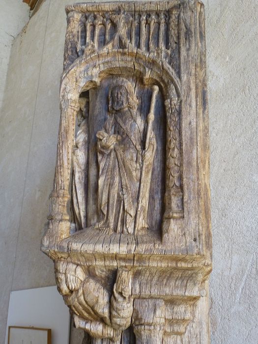 bas-relief (poteau cornier) : Saint Jean-Baptiste, saint Paul et un vigneron