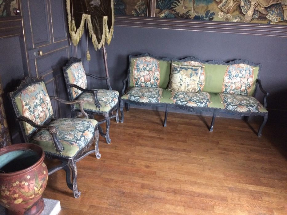 banquette, fauteuils - © Ministère de la Culture (France), Direction régionale des affaires culturelles de Bourgogne-Franche-Comté – Diffusion restreinte