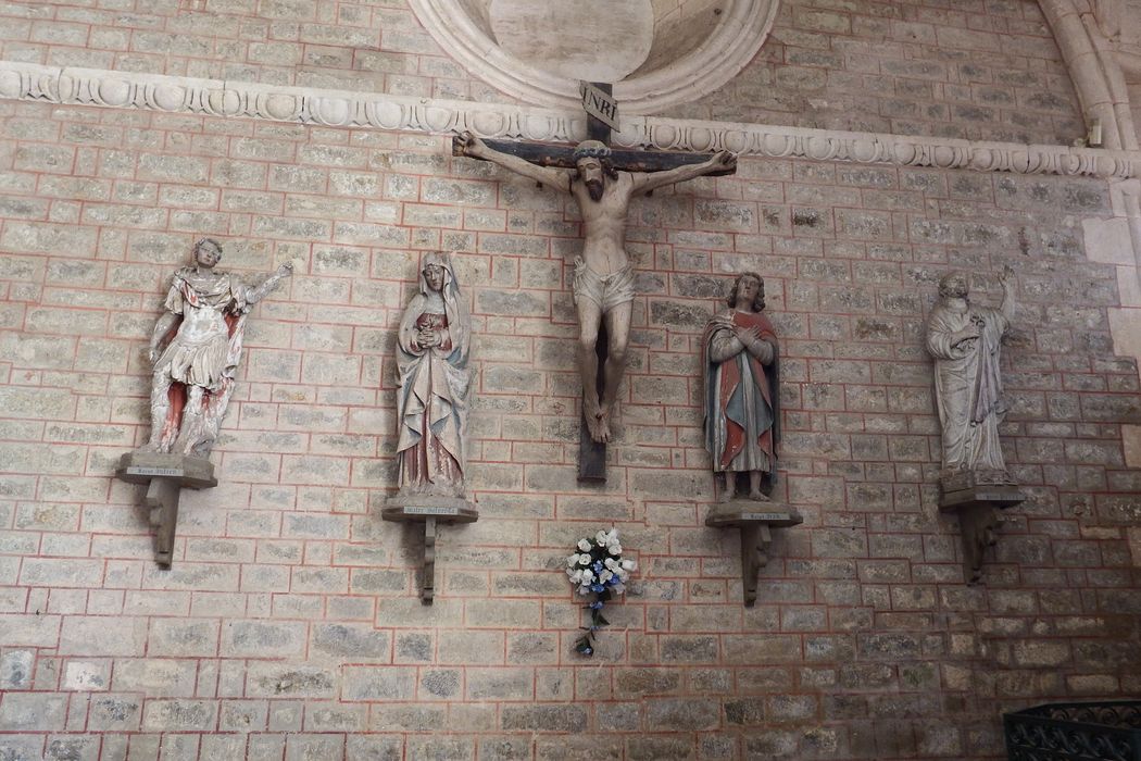 statues : Vierge, Saint Jean, Christ en croix, saint Julien, 