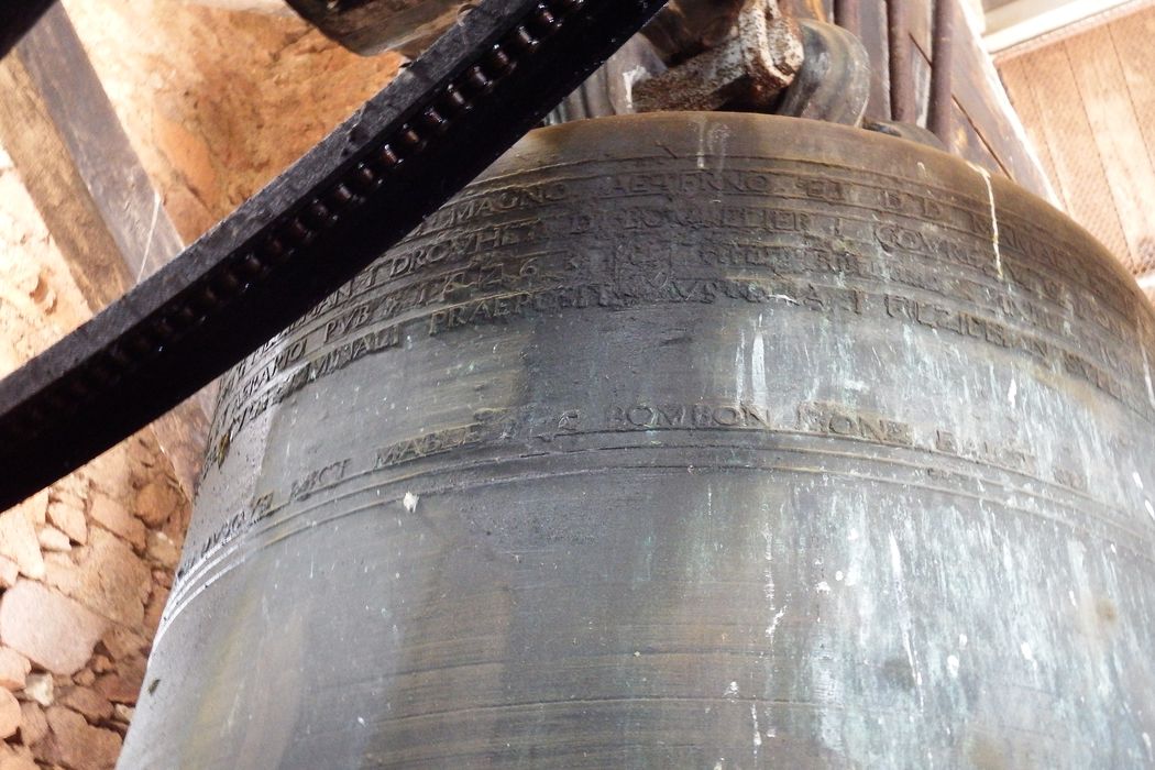 cloche, détail des inscriptions