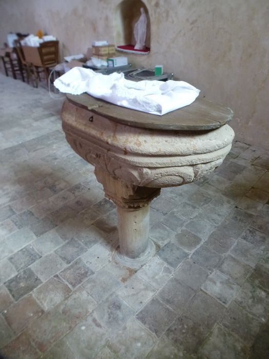 fonts baptismaux - © Ministère de la Culture (France), Direction régionale des affaires culturelles de Bourgogne-Franche-Comté, tous droits réservés