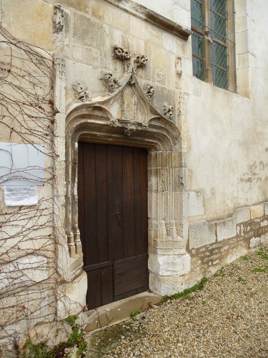 Eglise : Portail latéral, vue générale