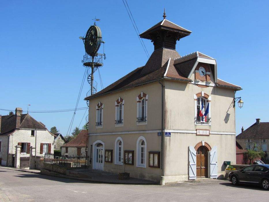 Mairie-lavoir et éolienne