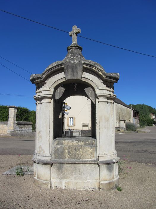 Puits public et la croix en pierre : Vue générale