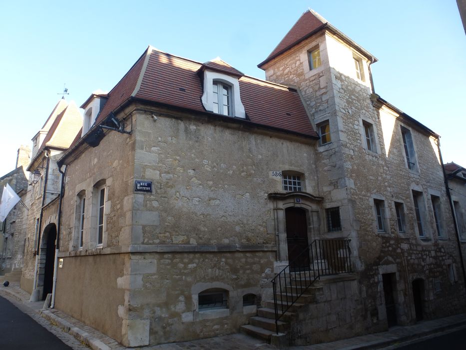 Maison dite de l'Obédiencerie : Façades sur rue, vue générale