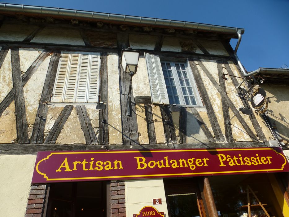 Maison de bois : Façade sur rue, vue partielle