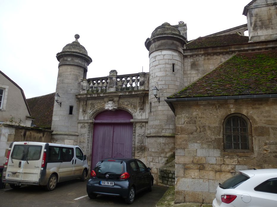 Portail Renaissance attenant à l'église : Vue générale