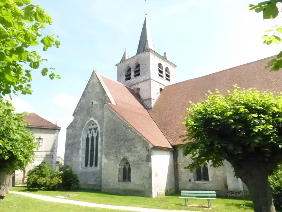 Eglise Saint-Cyr et Sainte-Julitte : Façade latérale nord, vue partielle