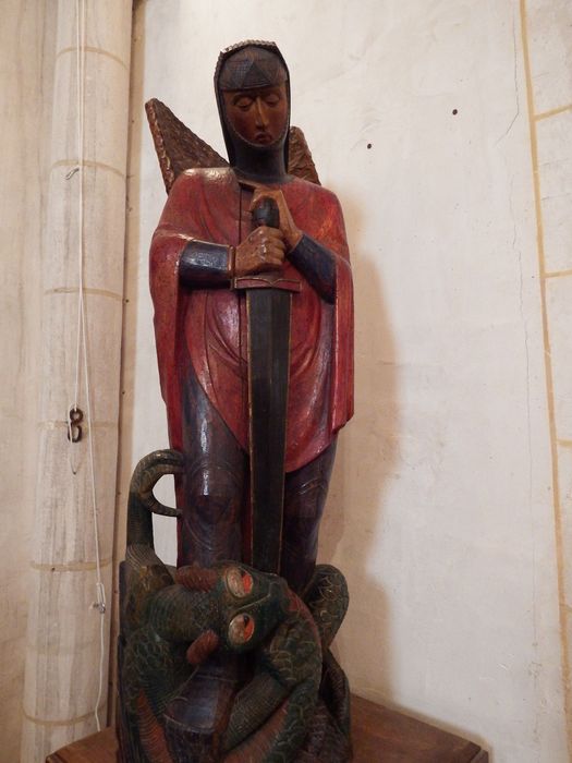 statue : Saint Michel terrassant le dragon