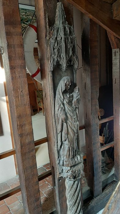 sculpture (poteau cornier) : Vierge à l'Enfant