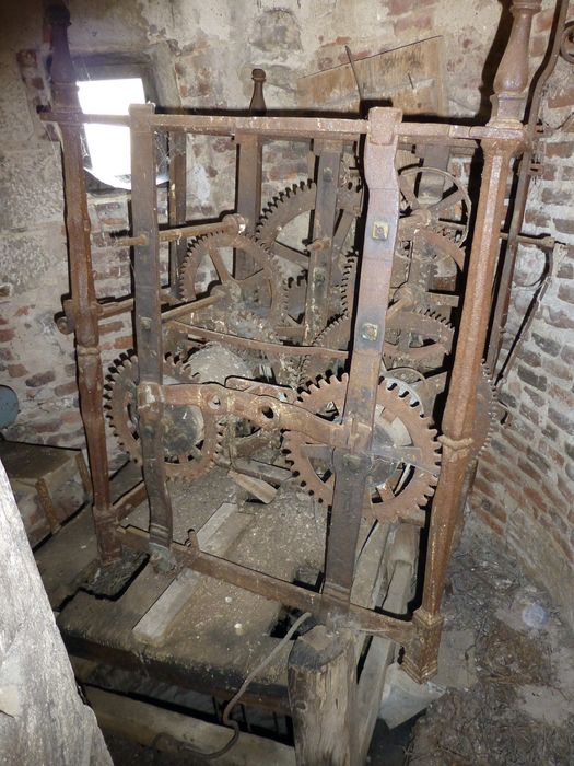 mécanisme d'horloge et deux cloches du carillon - © Ministère de la Culture (France), Direction Régionale des Affaires Culturelles de Bourgogne-Franche-Comté – Tous droits réservés