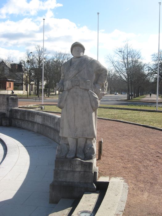 Statue d’un poilu, vue générale