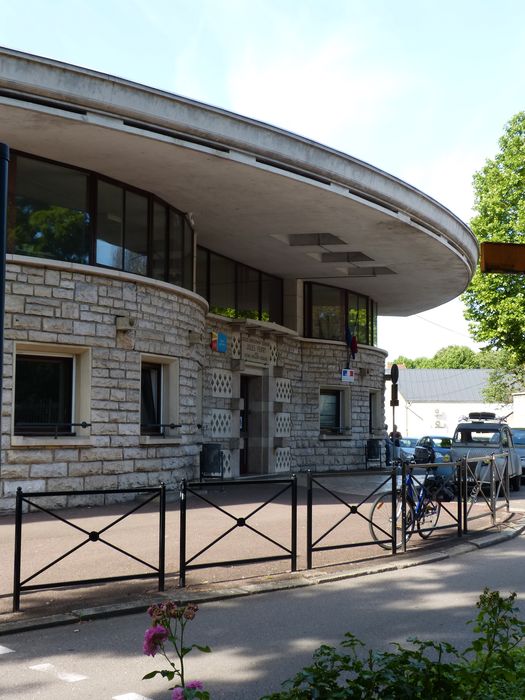 façade sur rue, vue partielle