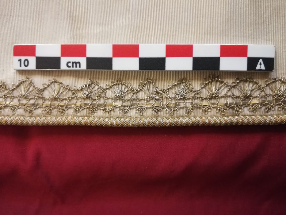 Chasuble violon - © Ministère de la Culture (France), Direction Régionale des Affaires Culturelles de Bourgogne-Franche-Comté – Tous droits réservés 