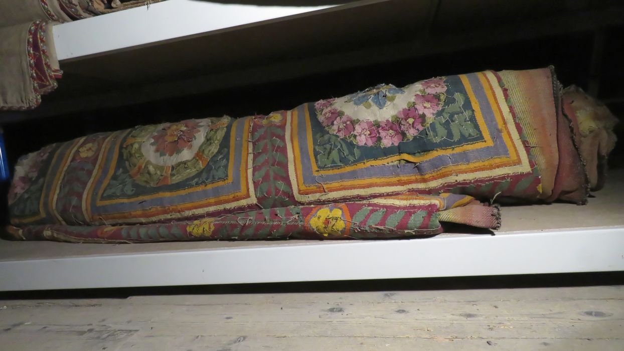 Tapis de sol, tapis de choeur (?) - Vue partielle - © conservation régionale des Monuments historiques Bourgogne-Franche-Comté