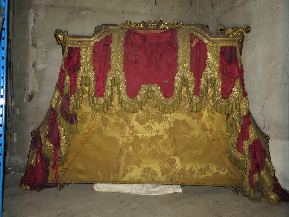 Dais de trône pontifical et fragments de décor détachés - Vue générale