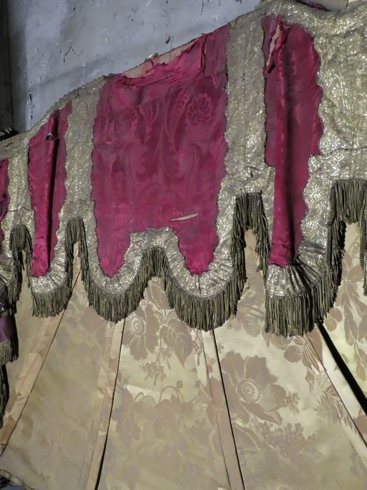 Dais de trône pontifical et fragments de décor détachés - Vue partielle