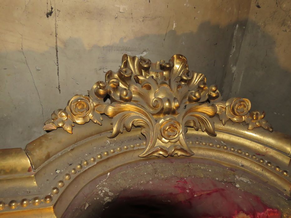 Dais de trône pontifical et fragments de décor détachés - Vue de détail