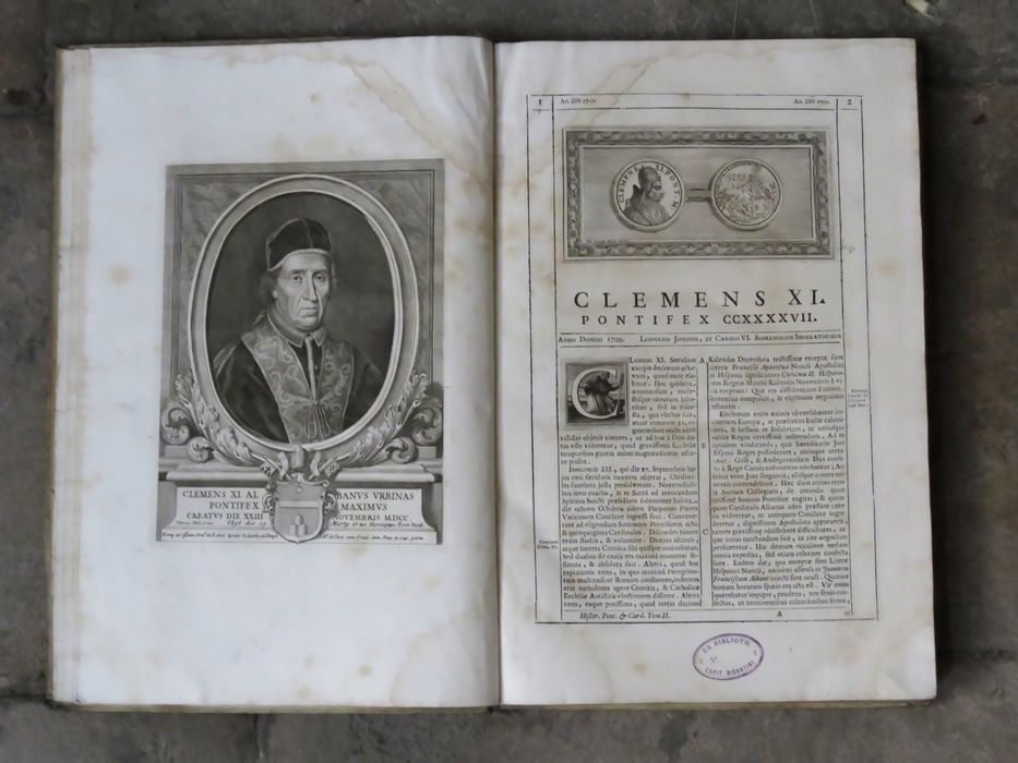 Livre : Vitae et res gestae pontificum romanum - Vue partielle : 2 pages avec gravure