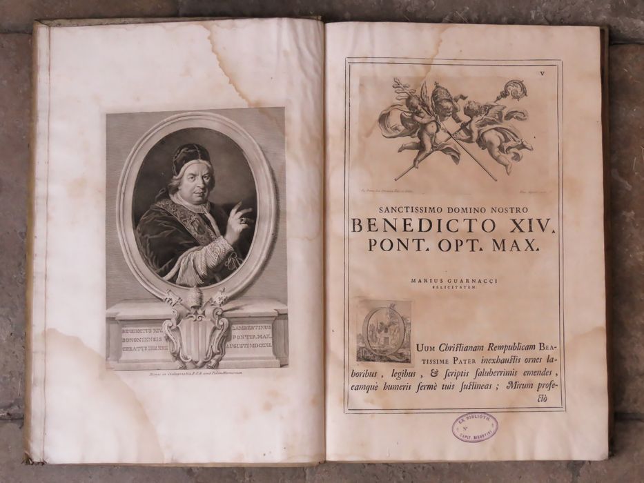Livre : Vitae et res gestae pontificum romanum - Vue partielle : 2 pages avec gravure