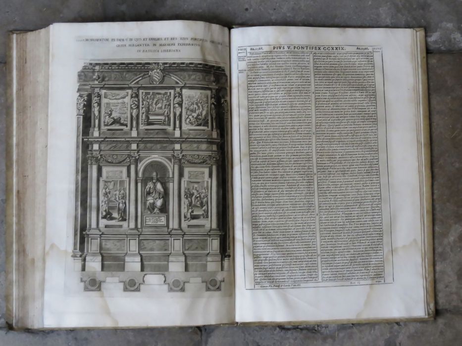 Livre : Vitae et res gestae pontificum romanum - Vue partielle : 2 pages avec gravure