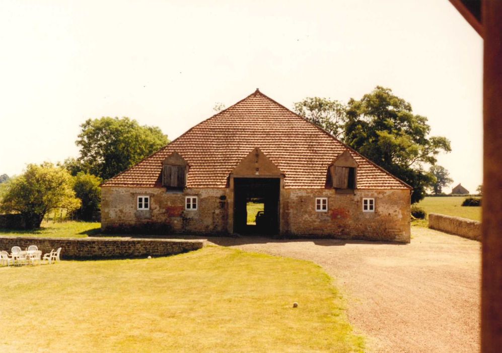 bâtiment dit « cap de mouche », ancien relais de chevaux pour le château de Chastellux, façade ouest