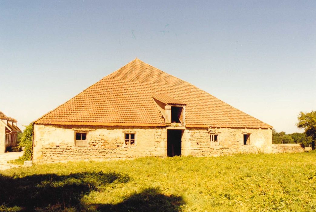 bâtiment dit « cap de mouche », ancien relais de chevaux pour le château de Chastellux, façade est