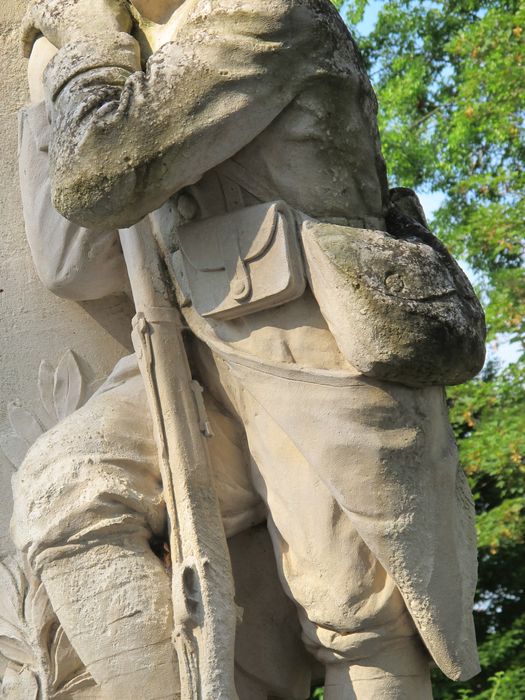 détail de la statue du poilu