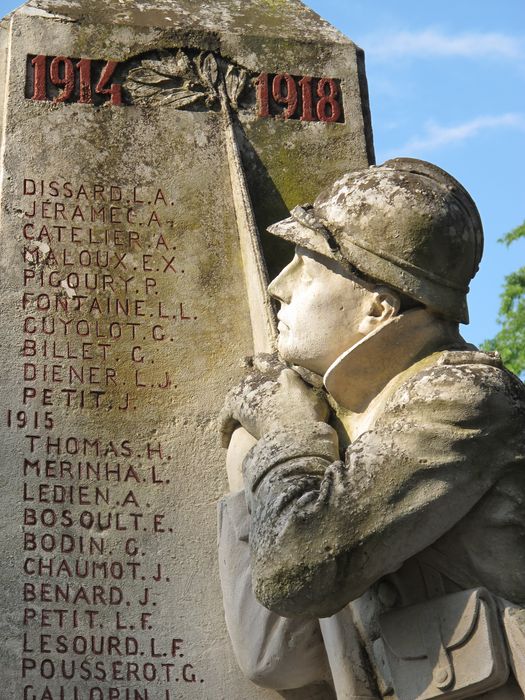 vue partielle de la statue du poilu