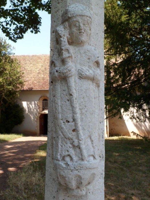 détail de la statue sculptée sur le fût