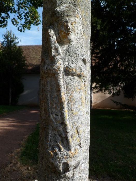 détail de la statue sculptée sur le fût