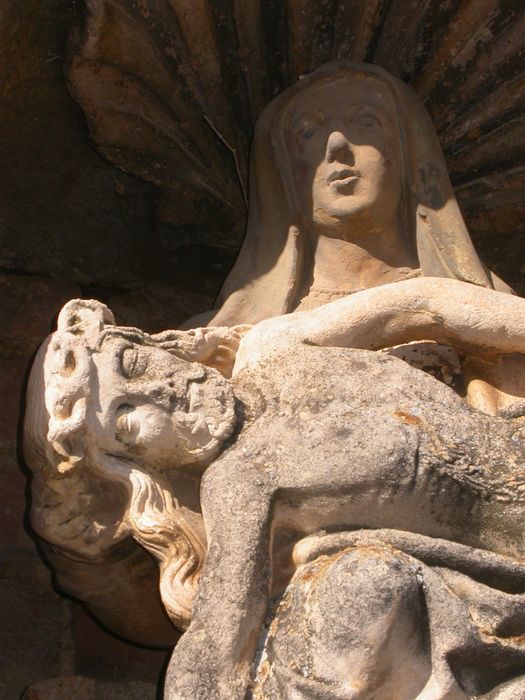 groupe sculpté : Vierge de pitié, vue partielle