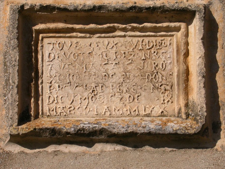 groupe sculpté : Vierge de pitié, détail de l’inscription dédicatoire