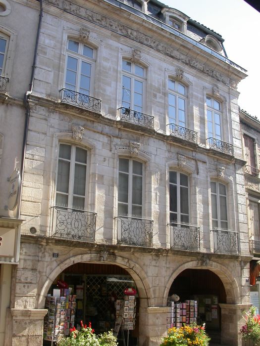 façade sur rue, vue générale