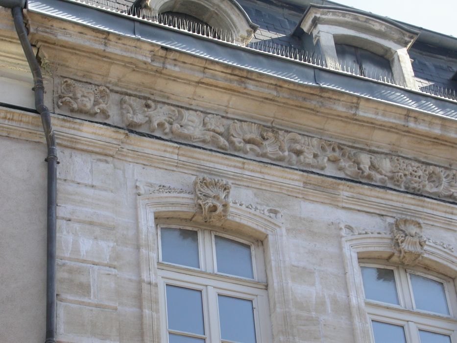 façade sur rue, détail des éléments décoratifs sculptés