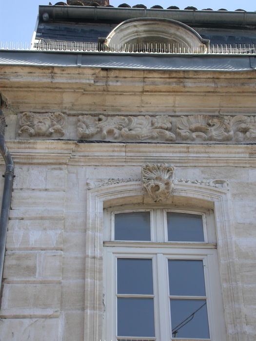 façade sur rue, détail des éléments décoratifs sculptés