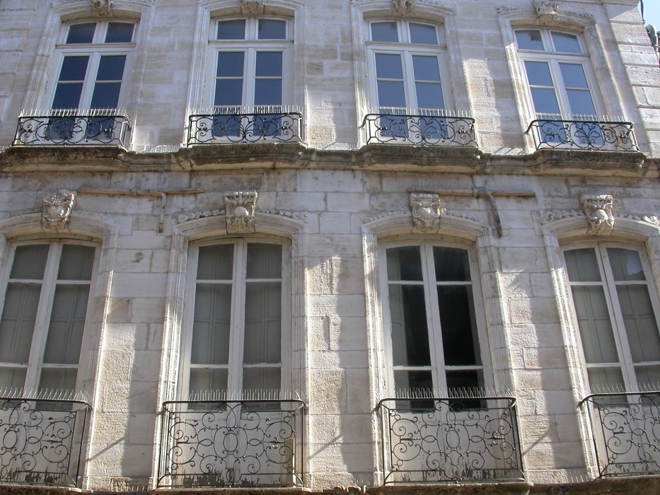 façade sur rue, vue partielle