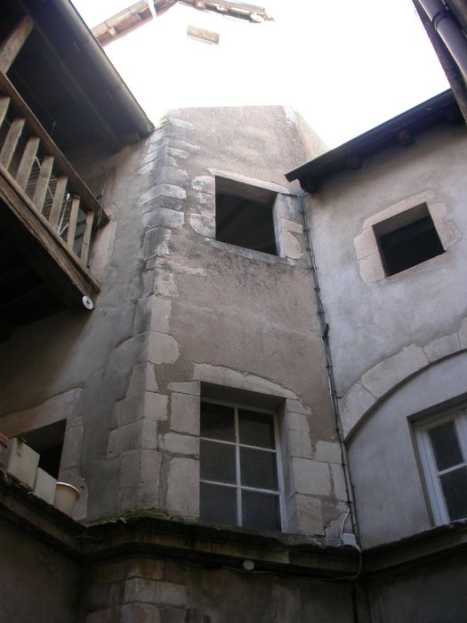 cour intérieure, vue partielle des façades