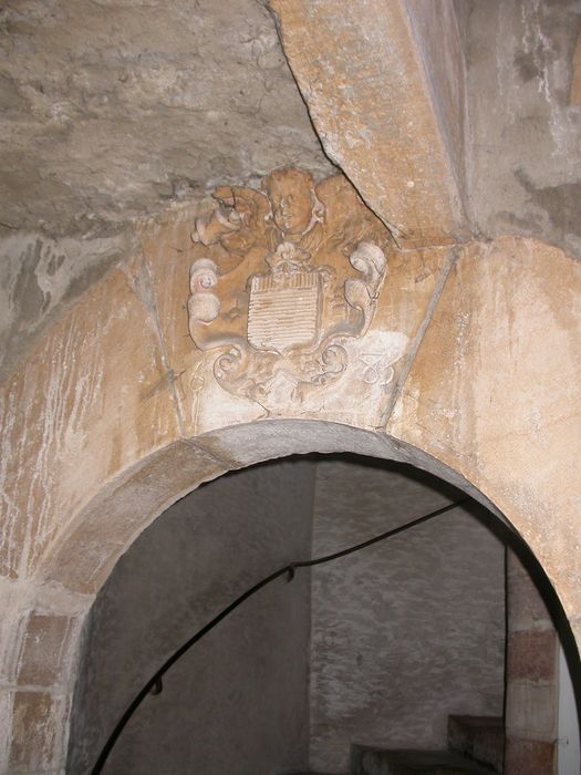 cour intérieure, détail du blason sculpté situé au-dessus de porte d’accès à la tourelle d’escalier