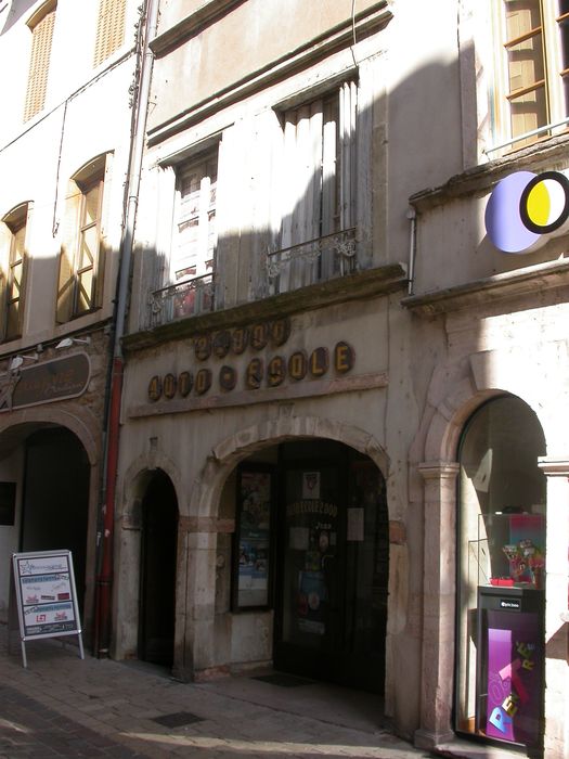 façade sur rue, vue partielle