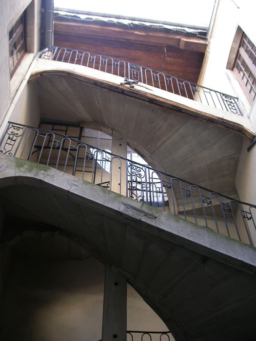 cour intérieure, vue générale de l’escalier