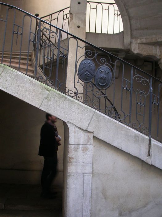 cour intérieure, escalier, vue partielle de la rampe