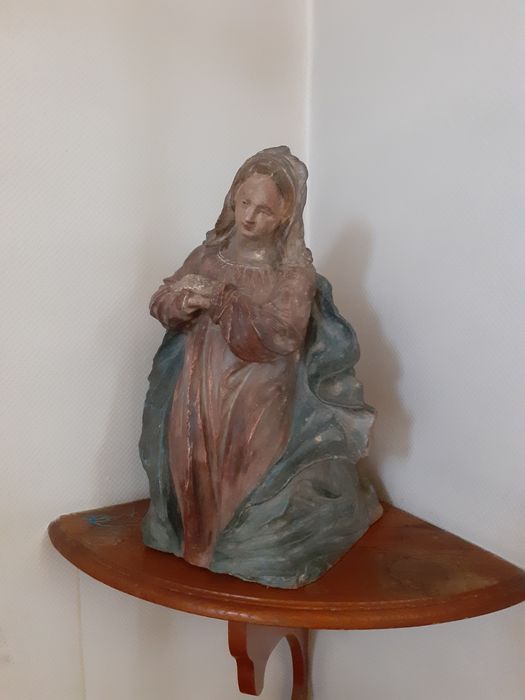 statue : la Vierge en prière