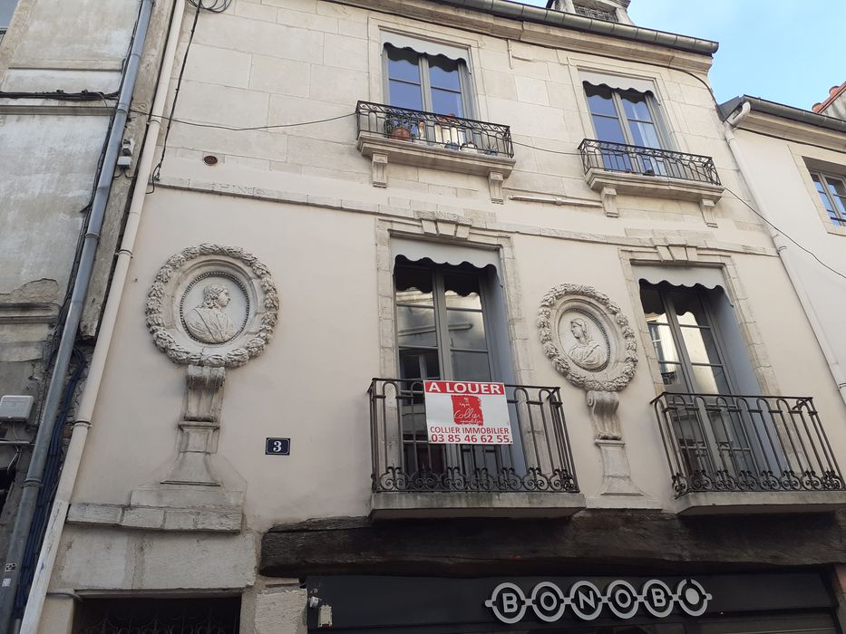 façade sur rue, vue partielle