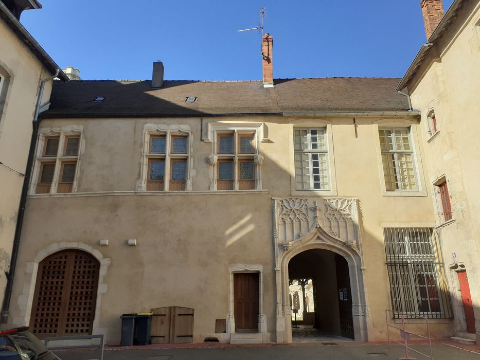 façades sur la place du cloître, vue partielle