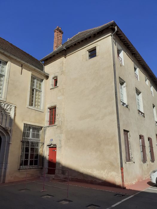 façades sur la place du cloître, vue partielle