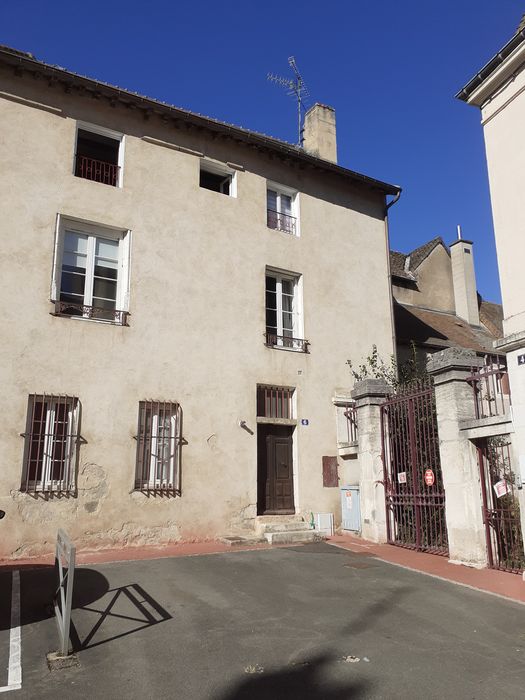 façades sur la place du cloître, vue partielle