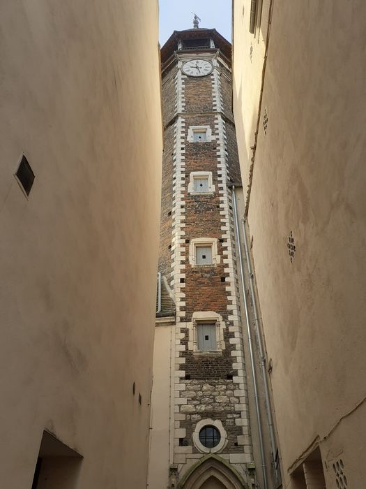 vue partielle de la tour depuis la rue des Tonneliers