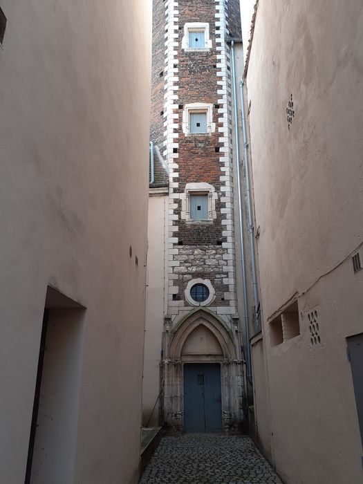 vue partielle de la tour depuis la rue des Tonneliers