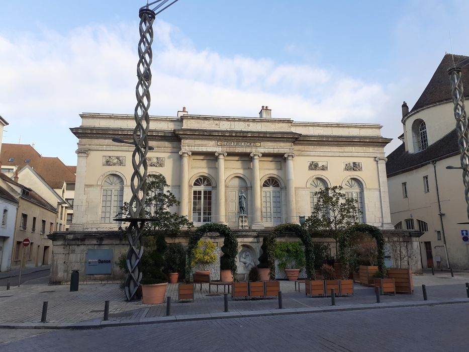 Façade sur la place